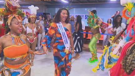 Moïra André, Miss Guadeloupe 2024 et 3ème dauphine de Miss France 2025, a dansé pour le public guadeloupéen venu l’accueillir à l’aéroport "Guadeloupe Maryse Condé" - 04/01/2025. (Ludovic Gaydu)