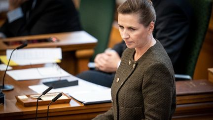 La Première ministre du Danemark Mette Frederiksen au parlement danois, à Copenhague, le 17 janvier 2023. (MADS CLAUS RASMUSSEN / RITZAU SCANPIX / AFP)