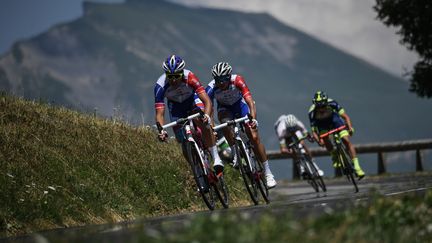 Les cyclistes durant l'ascension du col de Bisanne, lors de la 11e étape du 105e Tour de France, entre Albertville et La Rosière (Savoie), le 18 juillet 2018. (JEFF PACHOUD / AFP)