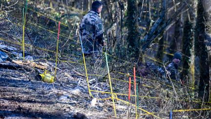 Des militaires participent aux fouilles pour retrouver le corps de Delphine Jubillar, à Cagnac-les-Mines (Tarn), le 24 janvier 2022. (FRED SCHEIBER / AFP)