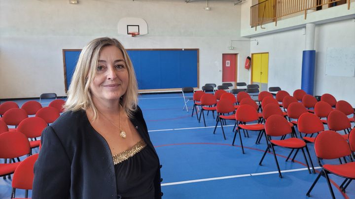 Isabelle Alary-Jean, proviseure&nbsp;du lycée Viollet-le-Duc à Villiers-Saint-Frédéric (Yvelines), lors de la pré-rentrée, le 31 août 2022. (THOMAS GIRAUDEAU / RADIO FRANCE)