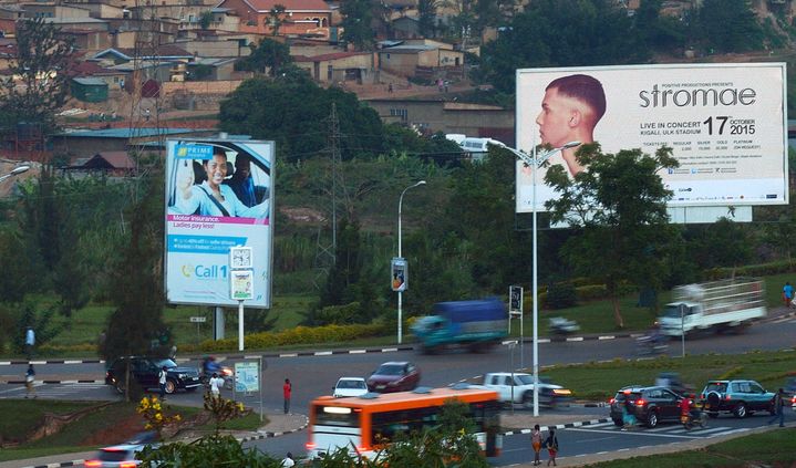 A Kigali, ou des affiches à son effigie parsèment la ville, on attend de pied ferme Stromae samedi soir.
 (Tony Karumba / AFP)