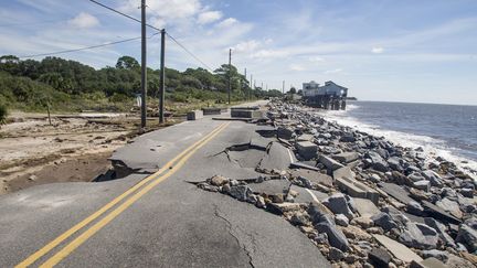 Une route s'est effondrée au passage de la tempête Hermine en Floride, le 2 septembre 2016. (MARK WALLHEISER / GETTY IMAGES NORTH AMERICA)