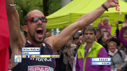 Yohann Diniz f&ecirc;te sa victoire sur 50 km marche aux championnats d'Europe d'athl&eacute;tisme, &agrave; Zurich (Suisse), le 15 ao&ucirc;t 2014. ( FRANCE 2 / FRANCETV INFO)