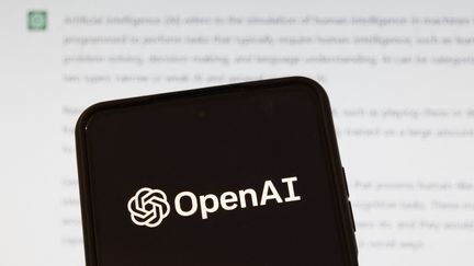 Image d'illustration montrant le logo d'Open AI, devant un écran affichant un texte généré par Chat GPT. (NICOLAS ECONOMOU / NURPHOTO / AFP)