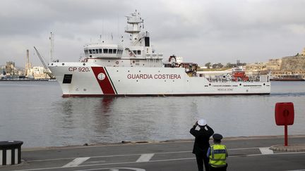 Le navire des garde-c&ocirc;tes italiens "Bruno Gregoretti" mouille dans le port de La Vallette (Malte), le 20 avril 2015. (DARRIN ZAMMIT LUPI / REUTERS)