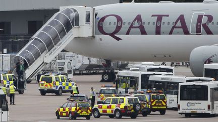 &nbsp; (Un passager a été évacué une fois l'avion posé à Manchester © REUTERS)