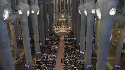 Barcelonais, touristes et hauts responsables espagnols se sont rendus dans la Sagrada Familia, le 20 août 2017, pour rendre hommage aux victimes.&nbsp; (JAVIER SORIANO / AFP)