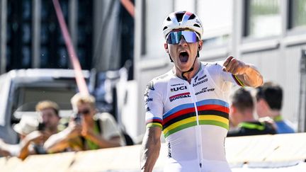 Le maillot arc-en-ciel de champion du monde, ici porté par le Belge Remco Evenepoel, sacré sur route en 2022. (AFP)