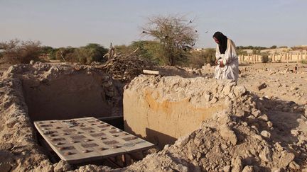 &nbsp; (Sur cette photo de 2014 à Tombouctou, le gardien de ce mausolée se recueille sur une tombe détruite. En 2012, des militants djihadistes avaient détruit 14 des 16 mausolées inscrits au patrimoine mondial de l'humanité de la ville. © Baba Ahmed/AP/SIPA)