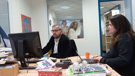 Alexis Corbière et Raquel Garrido dans le QG de campagne de La France insoumise à Paris, le 16 janvier 2017. (WITT/SIPA)