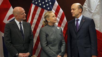 Le ministre des Affaires &eacute;trang&egrave;res britannique, William Hague (G), la secr&eacute;taire d'Etat am&eacute;ricaine,&nbsp;Hillary Clinton&nbsp;(C), et le ministre des Affaires &eacute;trang&egrave;res fran&ccedil;ais, Alain Jupp&eacute; (D), avant une r&eacute;union du Conseil de s&eacute;curit&eacute; de l'ONU, le 31 janvier 2012 &agrave; New York (&Eacute;tats-Unis). (MIKE SEGAR / REUTERS)