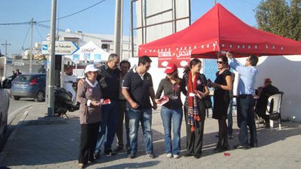 Un groupe d'Ettakatol devant son stand dans le quartier de Laouina, à Tunis. (Photo Laurent Ribadeau Dumas)