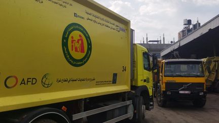 Les camions du syndicat intercommunal de traitement des déchets, dans leur garage à Deir El Balah. (ETIENNE MONIN / RADIO FRANCE)