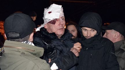 L'ancien ministre ukrainien de l'Int&eacute;rieur,&nbsp;Iouri Lutsenko, &eacute;vacu&eacute; d'une manifestation durant laquelle il a &eacute;t&eacute; bless&eacute;, le 10 janvier 2014, &agrave; Kiev (Ukraine) ( REUTERS)