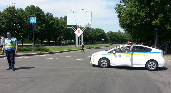 &nbsp; (Route bloquée à 1km de l'aéroport de Donetsk © RADIO FRANCE | Jean-Marie Porcher)