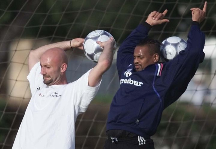 Les gardiens de but des Bleus en 1998, Fabien Barthez et Bernard Lama. (OLIVIER MORIN / AFP)