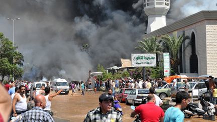 De la fum&eacute;e s'&eacute;l&egrave;ve dans le ciel&nbsp;apr&egrave;s un double attentat &agrave; Tripoli (Liban), le 23 ao&ucirc;t 2013. (IBRAHIM CHALHOUB / AFP)