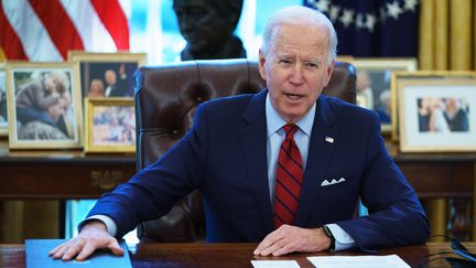 Joe Biden s'apprête à signer un texte dans le bureau ovale de la Maison Blanche, le 28 janvier 2021, à Washington DC. (MANDEL NGAN / AFP)