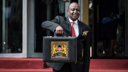 Le 14 juin 2018, le ministre kényan des Finances Henry Rotich, arrêté un peu plus d'un an plus tard pour corruption, se rendait au Parlement pour présenter le budget 2018-2019. (YASUYOSHI CHIBA / AFP)