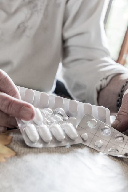 Lucile Lefèvre tient des plaquettes de médicaments, le 10 septembre 2019 à&nbsp;Flavigny-le-Grand-et-Beaurain (Aisne). (VIOLAINE JAUSSENT / FRANCEINFO)