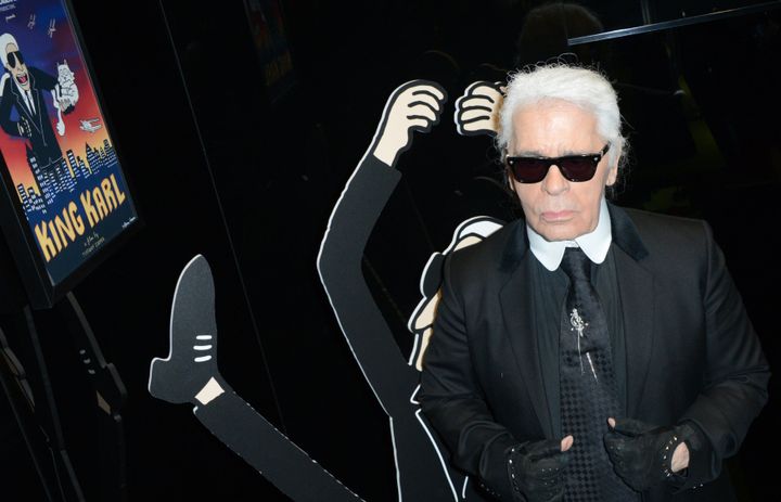 Karlywood : Karl Lagerfeld devant "King Karl" une des affiches de Tiffany Cooper, le 5 mars 2015 dans sa boutique parisienne de Saint-Germain
 (LAURENT BENHAMOU/SIPA)