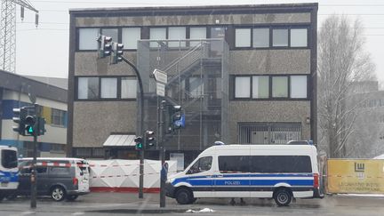 La police allemande enquête sur les lieux de la fusillade qui a fait plusieurs morts dans un centre des Témoins de Jéhovah à Hambourg. (SEBASTIEN BAER / RADIOFRANCE)