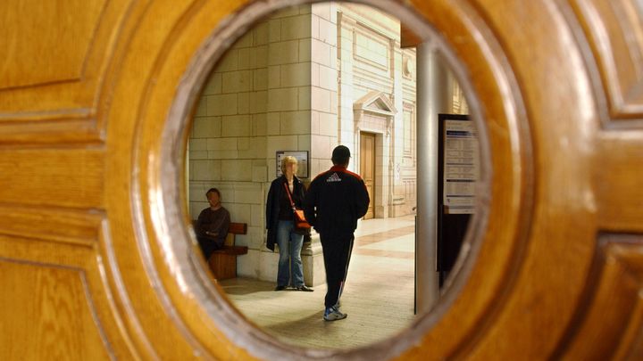 Un pr&eacute;venu arrive au palais de justice d'Angers (Maine-et-Loire), le 26 mai 2005. (FRANK PERRY / AFP)