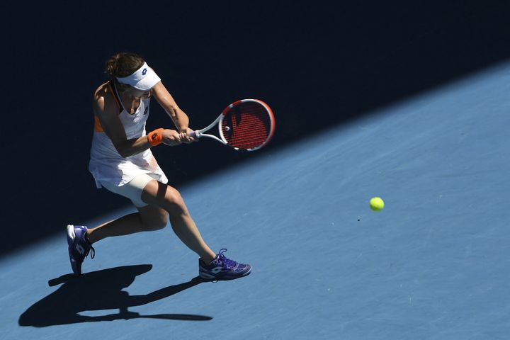 Alizé Cornet face à Simona Halep, le 24 janvier 2022, à l'Open d'Australie. (PAUL CROCK / AFP)