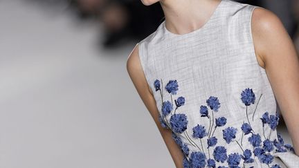 Il y a beaucoup de poésie dans la collection de Giambattista Valli. Il a imaginé des femmes délicates, qui prennent des allures de fée, dans des robes 
	blanches courtes, avec beaucoup de volume sur la jupe. Elles sont brodées de belles fleurs, ton sur ton ou colorées. Il y a également de nombreuses robes longues, avec des traînes. Parfaites pour les tapis rouges! Un manteau de soir en dentelle de Chantilly s'accompagne d'une jupe, tout en transparence, et avec une traîne.
	 
 (M. Medina /AFP)