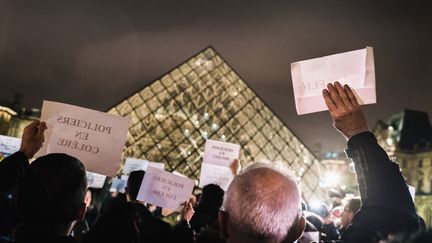 Des policiers en colère, rassemblés devant la pyramide du Louvre, à Paris, mardi 1er novembre. (SIMON GUILLEMIN / HANS LUCAS / AFP)