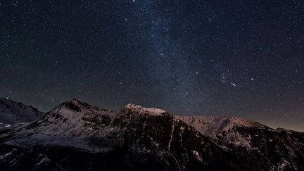 Un ciel étoilé au-dessus des Alpes, en France, le 23 décembre 2014. (SEBASTIAN VOLTMER / AFP)