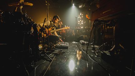 Quelques minutes avant l'entrée de Miossec, les musiciens s'installent, le public prend place...
 (Baptiste Lobjoy)