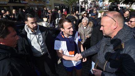 Emmanuel Macron en weekend au Touquet (Pas-de-Calais), le 31 mars 2018, avec Alexandre Benalla à ses côtés. (MAXPPP)