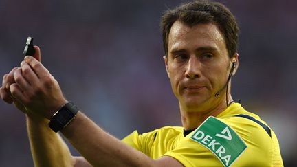 Felix Zwayer, élu arbitre de l'année 2014 en Allemagne (PATRIK STOLLARZ / AFP)