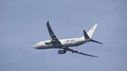 Un avion de patrouille survole la mer de Chine méridionale, lors d'une mission de ravitaillement d'un bateau civil affrété par la marine philippine pour livrer des fournitures au navire de la marine philippine BRP Sierra Madre, le 22 août 2023. (TED ALJIBE / AFP)