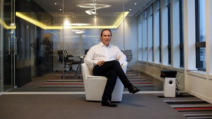 Xavier Niel, avant le lancement d'une nouvelle offre Free Mobile, le 10 janvier 2012, &agrave; Paris.&nbsp; (THOMAS COEX / AFP)