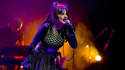 &nbsp; (Nina Hagen garde une façon bien à elle de s'habiller en concert © SYSPEO/SIPA)