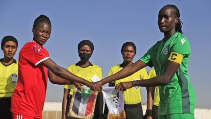 Les capitaines du Soudan et du Soudan du sud se serrent la main avant le début d'un match amical entre les deux pays, au stade Jebel Awliya à Khartoum, la capitale du Soudan, le 16 février 2022.&nbsp; (ASHRAF SHAZLY / AFP)
