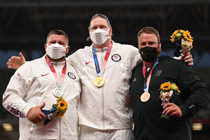 Joe Kovacs, Ryan Crouser et Tomas Walsh (de gauche à droite)&nbsp;sur le podium après la finale du lancer de marteau, le 5 août (INA FASSBENDER / AFP)