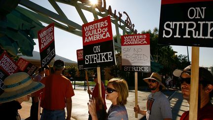 Des scénaristes de Hollywood, membres de la Writers Guild of America (WGA) manifestent devant les studios de Walt Disney, le 12 novembre 2007 à Burbank (Californie, Etats-Unis). (DAVID MCNEW / GETTY IMAGES NORTH AMERICA)