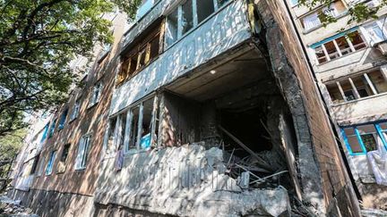 &nbsp; (La façade d'un immeuble de Donetsk endommagée par un tir de rocket de l'armée  © Maxppp)