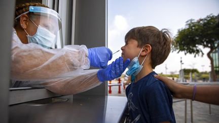 Un enfant se fait tester pour le Covid-19 à Tel-Aviv (Israël) le 9 août 2021. (ODED BALILTY / AP)