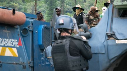 Un gendarme français face à des militants indépendantistes, sur un barrage routier à Paita, en Nouvelle-Calédonie, le 4 juin 2024. (DELPHINE MAYEUR / AFP)