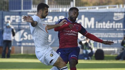 Zeki Celik et Vital Nsimba au duel lors de la 10e journée de Ligue 1 entre Clermont et Lille, le 16 octobre 2021. (THIERRY ZOCCOLAN / AFP)