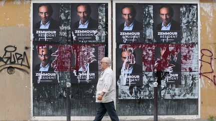 Des affiches promouvant la candidature à l'élection présidentielle du polémiste Eric Zemmour, à Paris, le 5 juillet 2021. (JACQUES WITT / SIPA)