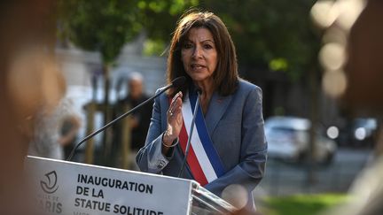 La maire de Paris Anne Hidalgo, le 10 mai 2022, à Paris. (CHRISTOPHE ARCHAMBAULT / AFP)