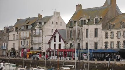 Le littoral Atlantique et la Manche se préparent à faire face à l’une des plus grandes marées de la décennie dimanche 10 mars. Au Croisic (Loire-Atlantique), les habitants tentent d’anticiper les risques de crues. (franceinfo)