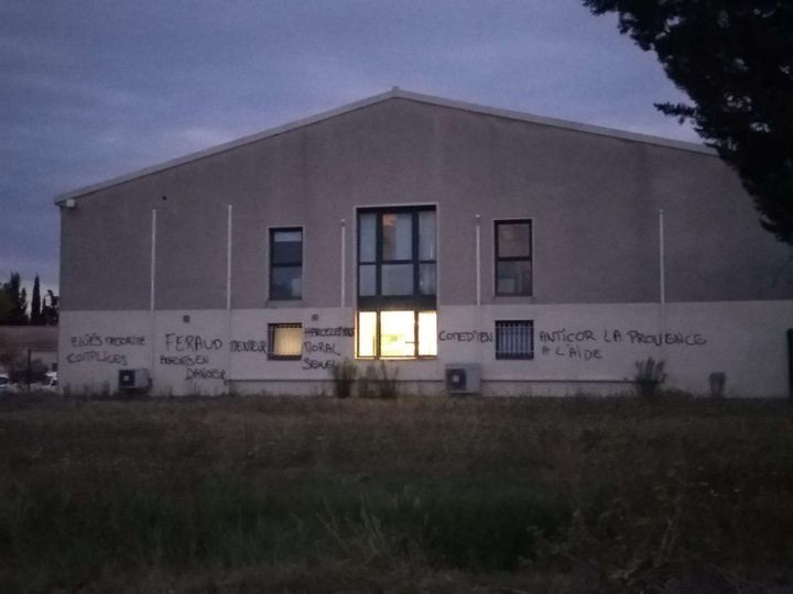 Des tags sur un bâtiment&nbsp;municipal,&nbsp;le 28 août 2019, à Trets (Bouches-du-Rhône). (DR)