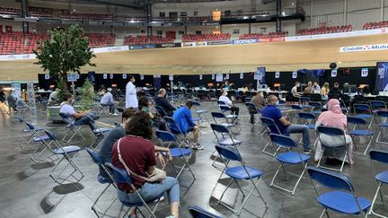 Les personnes attendent leur certificat de vaccination au vaccinodrome de Saint-Quentin en Yvelines, le 21 juin 2021. (ANNE-LAURE DAGNET / RADIO FRANCE)